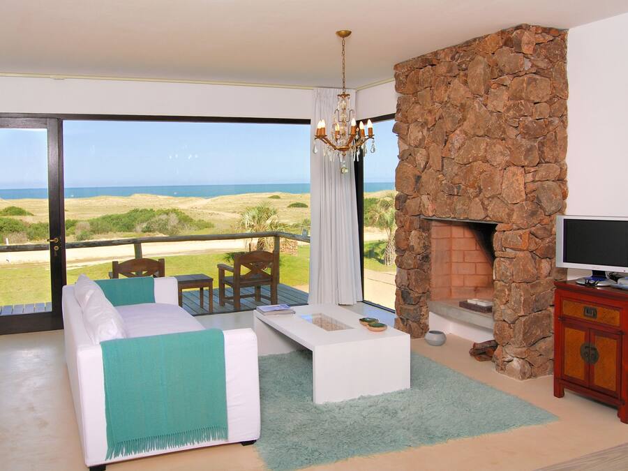 Rom – exclusive, sjøutsikt | Oppholdsområde | En 32-tommers LCD-TV med Parabol-TV samt TV