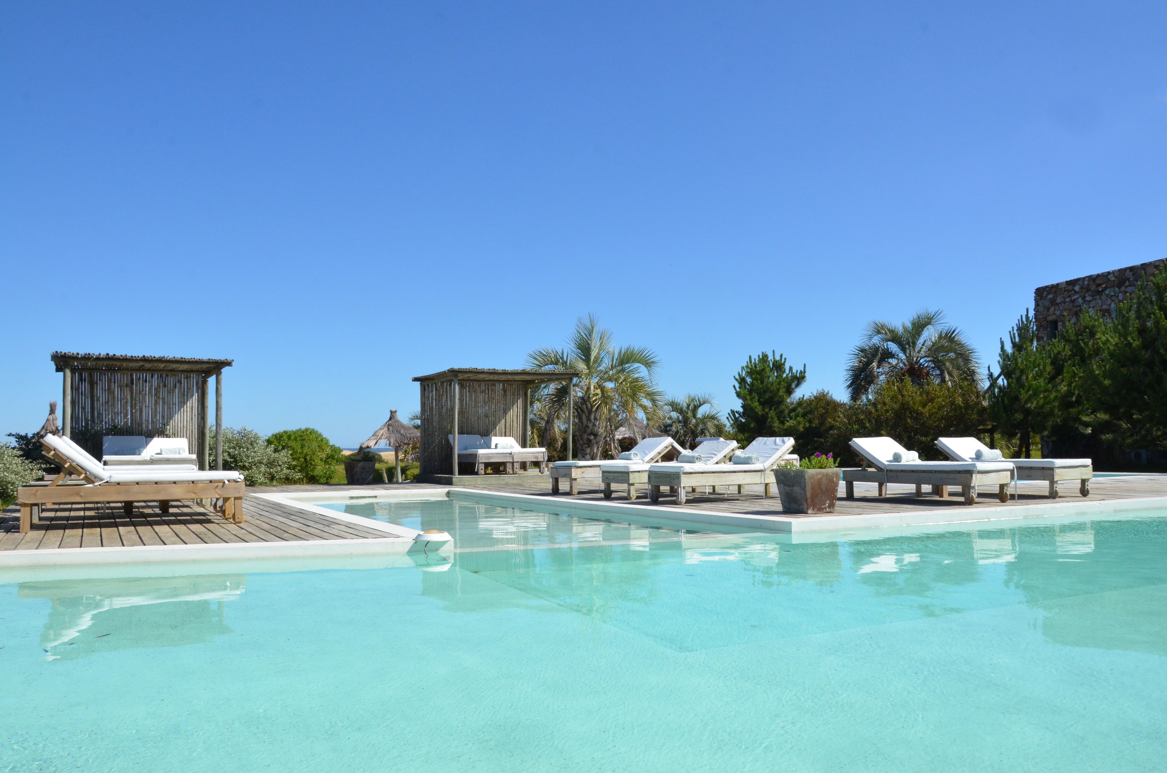 3 piscinas externas, barracas de cortesia, guarda-sóis