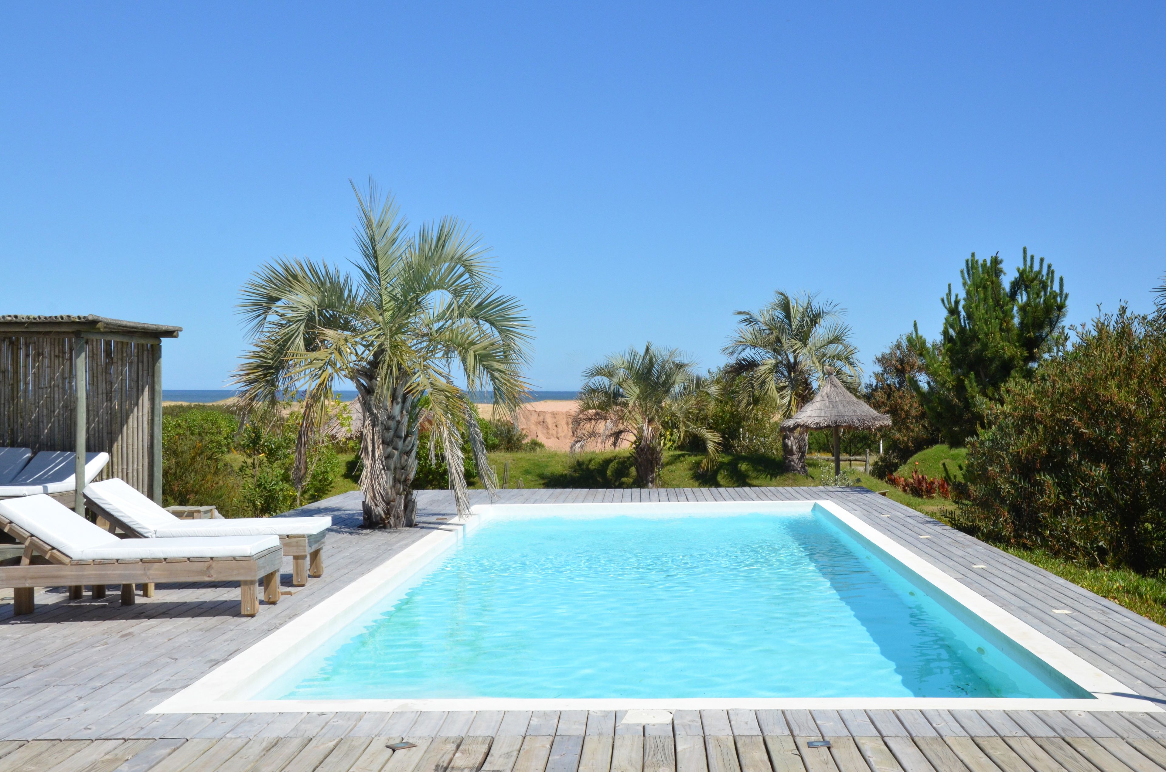 3 outdoor pools, free cabanas, pool umbrellas