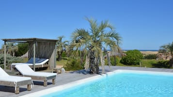 3 piscinas al aire libre, camas de piscina gratis, sombrillas