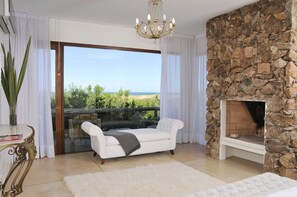 Superior kamer, uitzicht op zee | Lakens van Egyptisch katoen, luxe beddengoed, donsdekens, een minibar