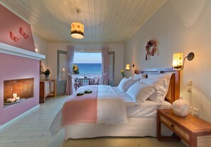 Deluxe Two-Bedroom Beachfront View Suite | 1 Schlafzimmer, Minibar, Zimmersafe, schallisolierte Zimmer