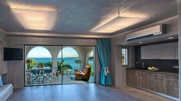 Executive Two-Bedroom Beachfront View Suite | Area soggiorno | TV a schermo piatto, lettore DVD