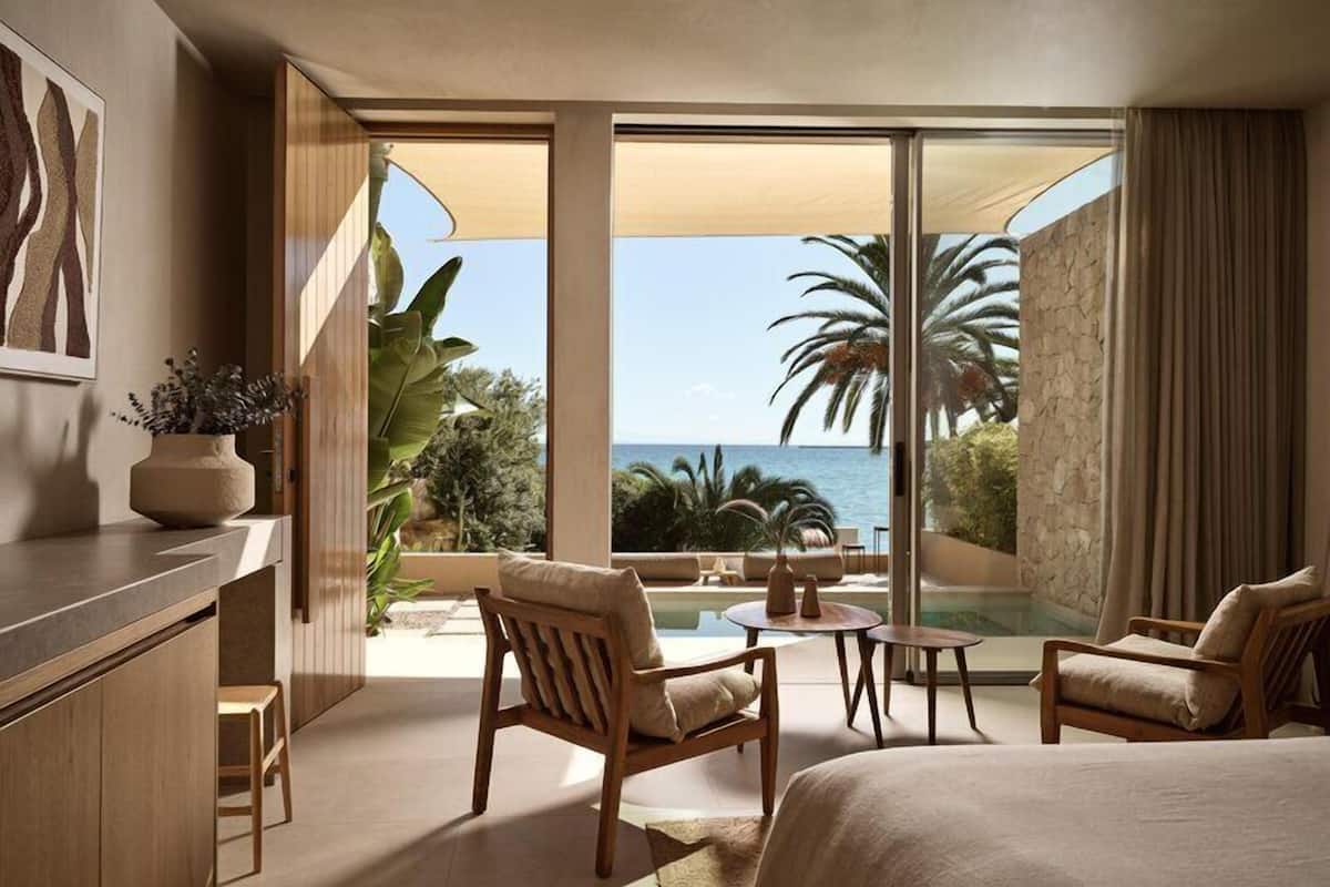 Deluxe Beachfront View Suite with Heated Mini Pool | 1 dormitorio, sábanas de algodón egipcio, ropa de cama de alta calidad