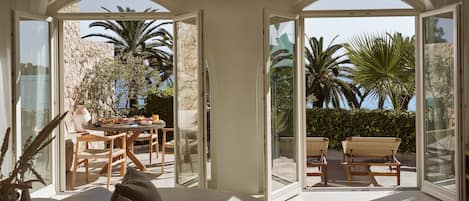 Executive Beachfront View Suite | Outdoor dining