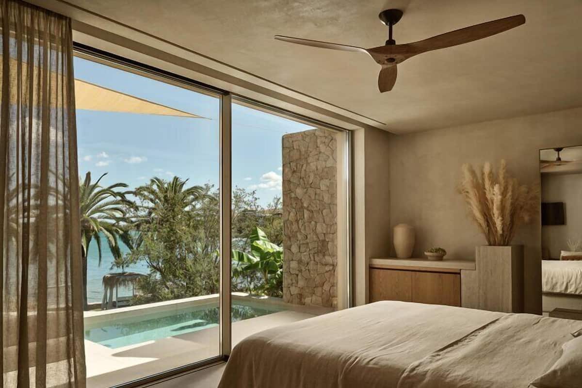 Executive Beachfront View Suite with Heated Mini Pool | 1 dormitorio, sábanas de algodón egipcio, ropa de cama de alta calidad