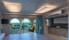 Executive Two-Bedroom Beachfront View Suite | Wohnbereich | Flachbildfernseher, DVD-Player