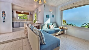 Deluxe Beachfront View Suite | Eget kjøkken | Kaffetrakter/tekoker, kjøleskap, kokeplater og vannkoker
