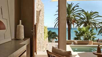 Deluxe Beachfront View Suite with Heated Mini Pool | Basseng