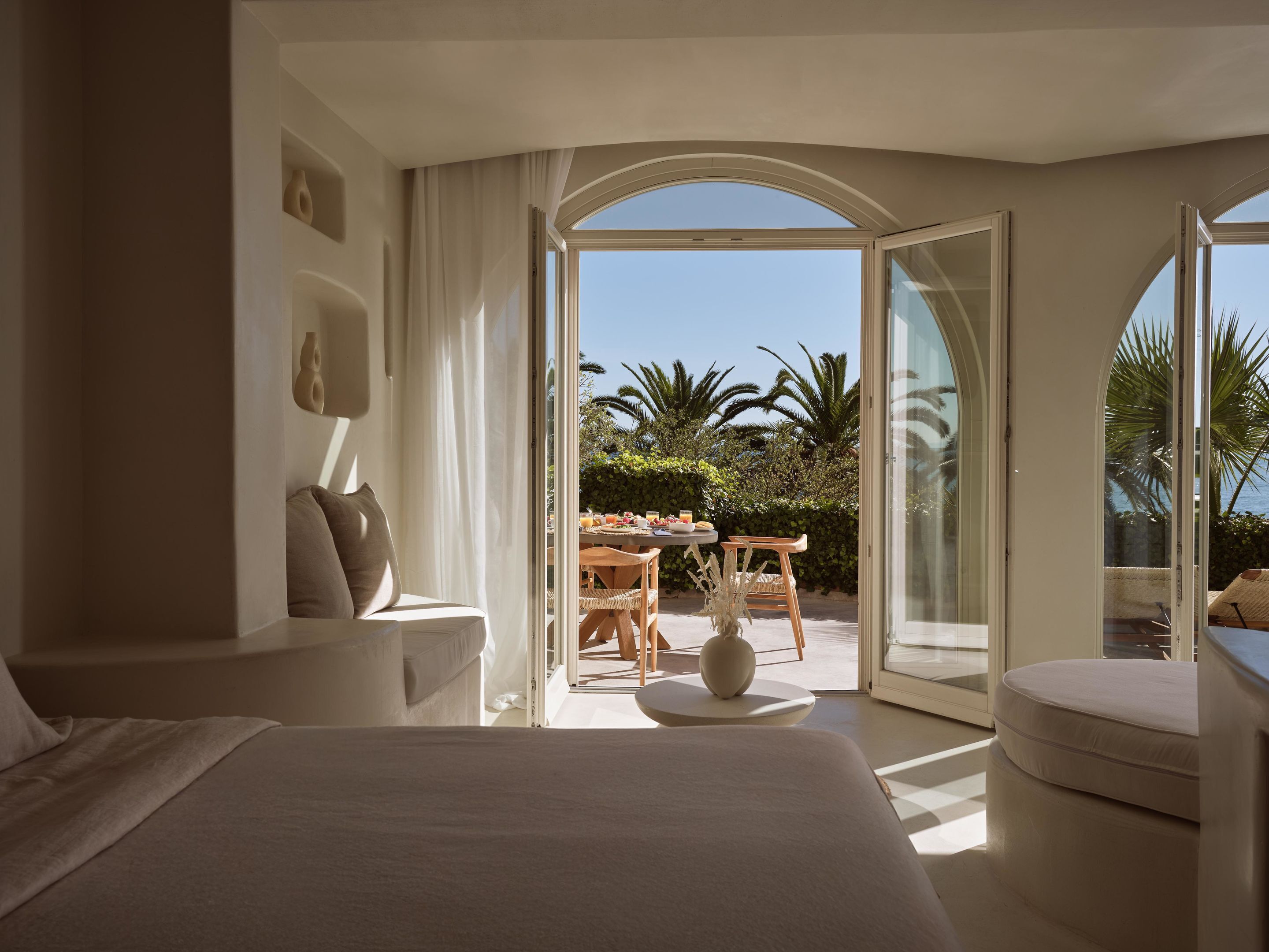 Executive Beachfront View Suite | 1 bedroom, minibar, in-room safe, soundproofing