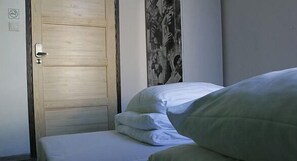 Kamar Twin, kamar mandi pribadi | Seprai premium, setrika/meja setrika, Wi-Fi gratis, dan seprai linen