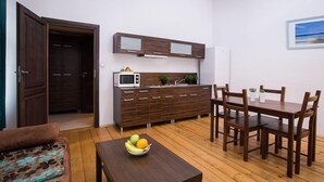 Suite, 2 Schlafzimmer | Essbereich im Zimmer