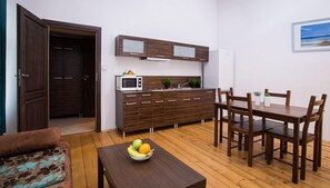 Suite, 2 Schlafzimmer | Essbereich im Zimmer