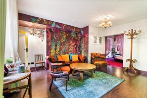 Botanica. With Private Entrance | Wohnbereich | 24-Zoll-LCD-Fernseher mit Digitalempfang, Fernseher