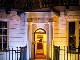 La entrada del Hotel Pelirocco, con un clásico arco y un cartel encima.