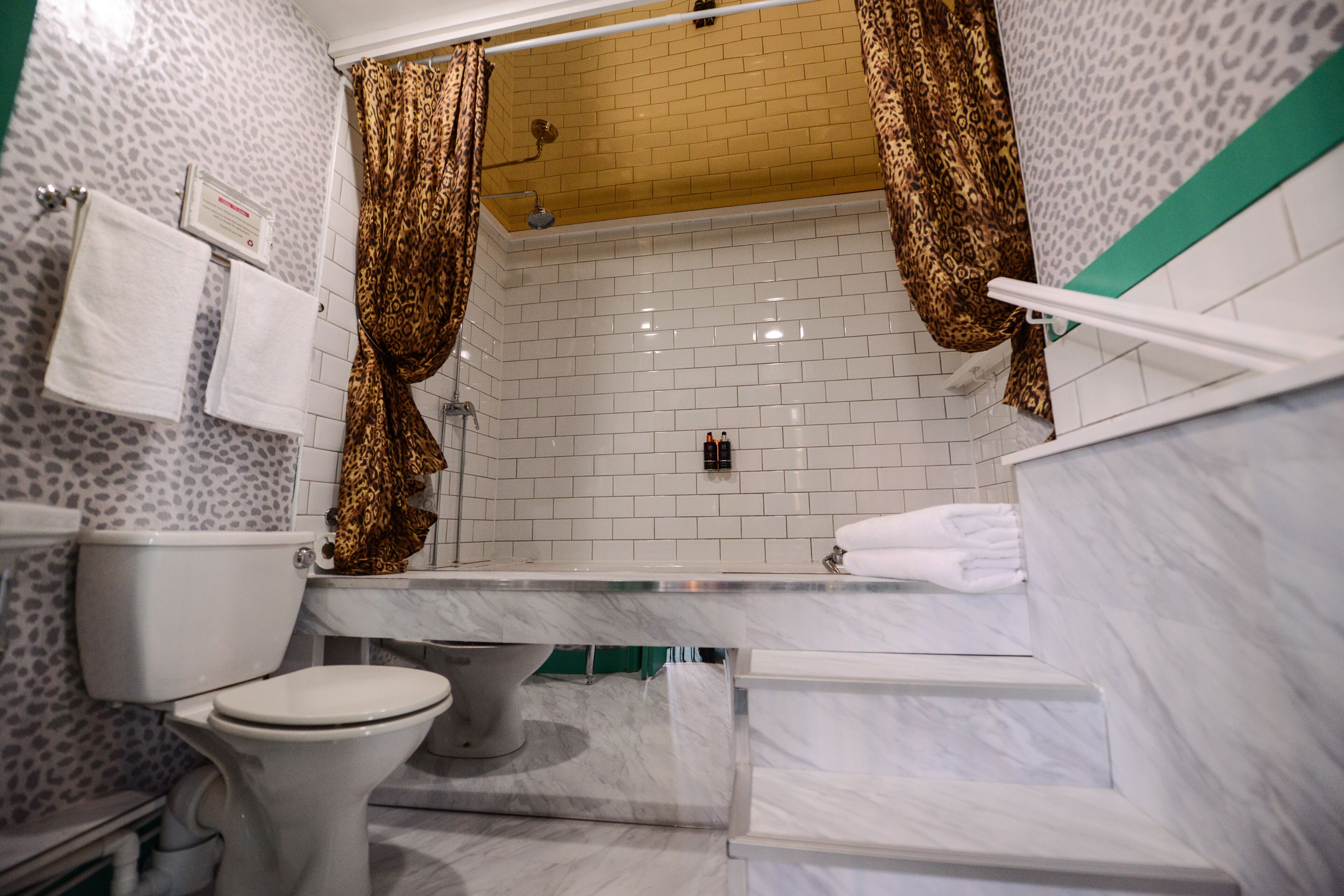 A bathroom with a toilet, sink, and bathtub.