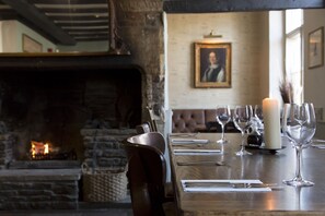 供应早餐、午餐和晚餐