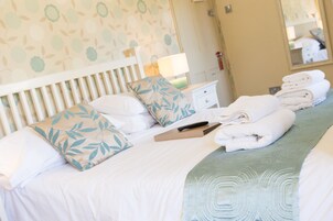 Classic Double Room, Ensuite | Hypo-allergenic bedding, desk, iron/ironing board, free WiFi