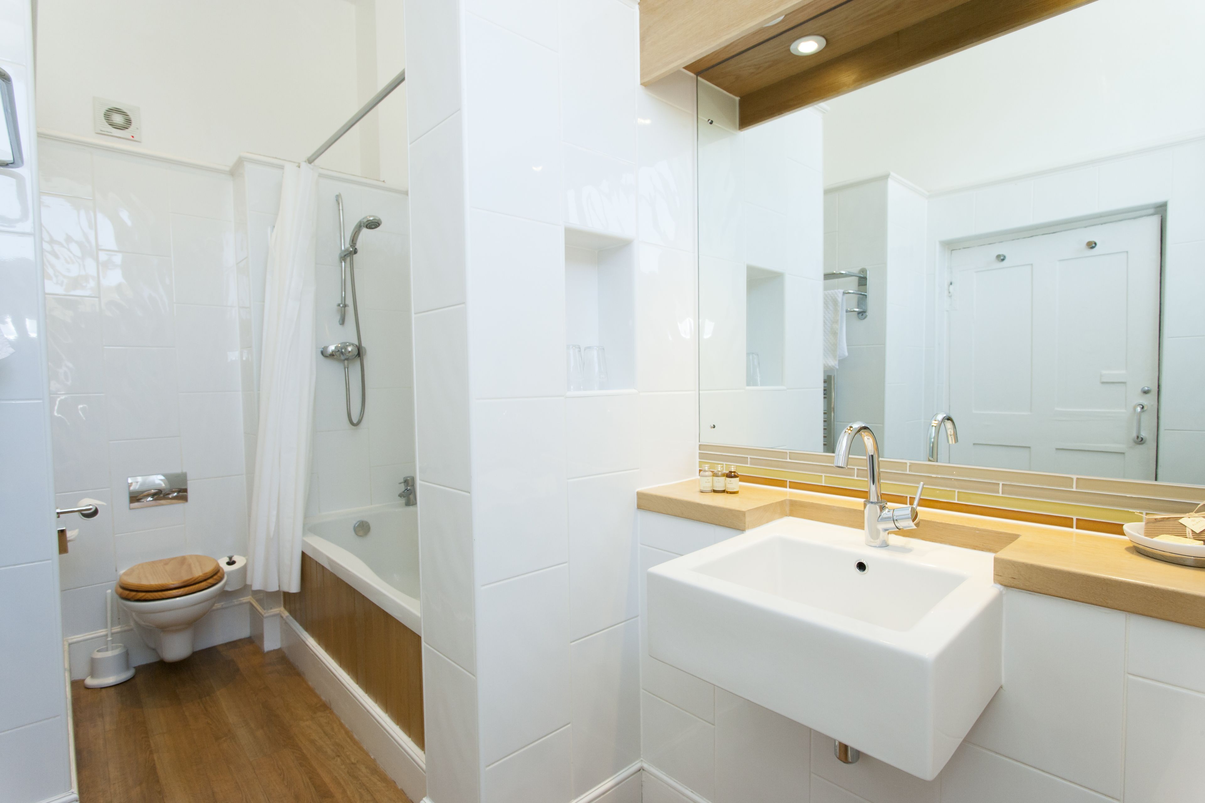 Un baño moderno con inodoro, ducha y lavamanos.