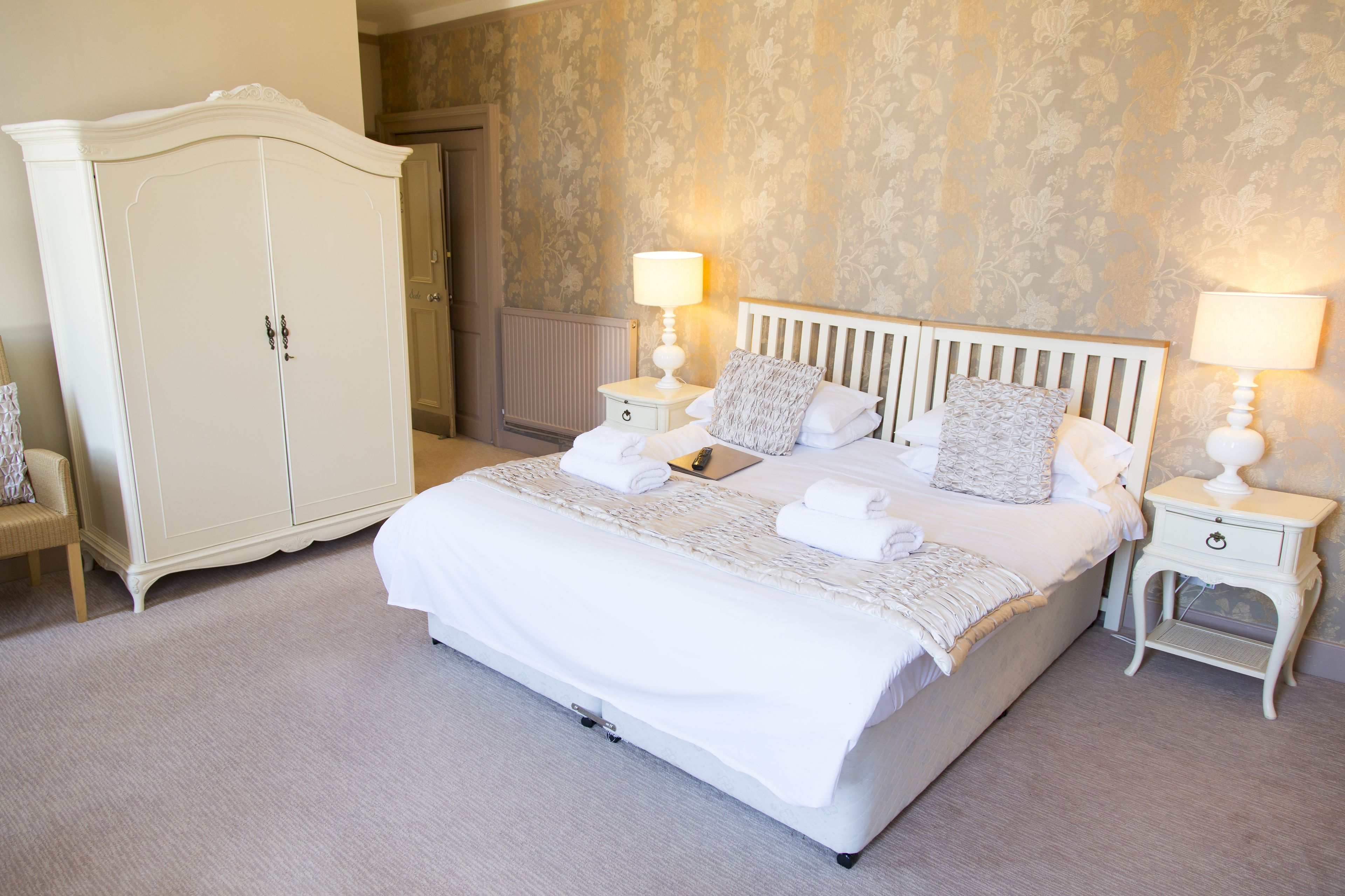 Hypo-allergenic bedding, desk, iron/ironing board, free WiFi