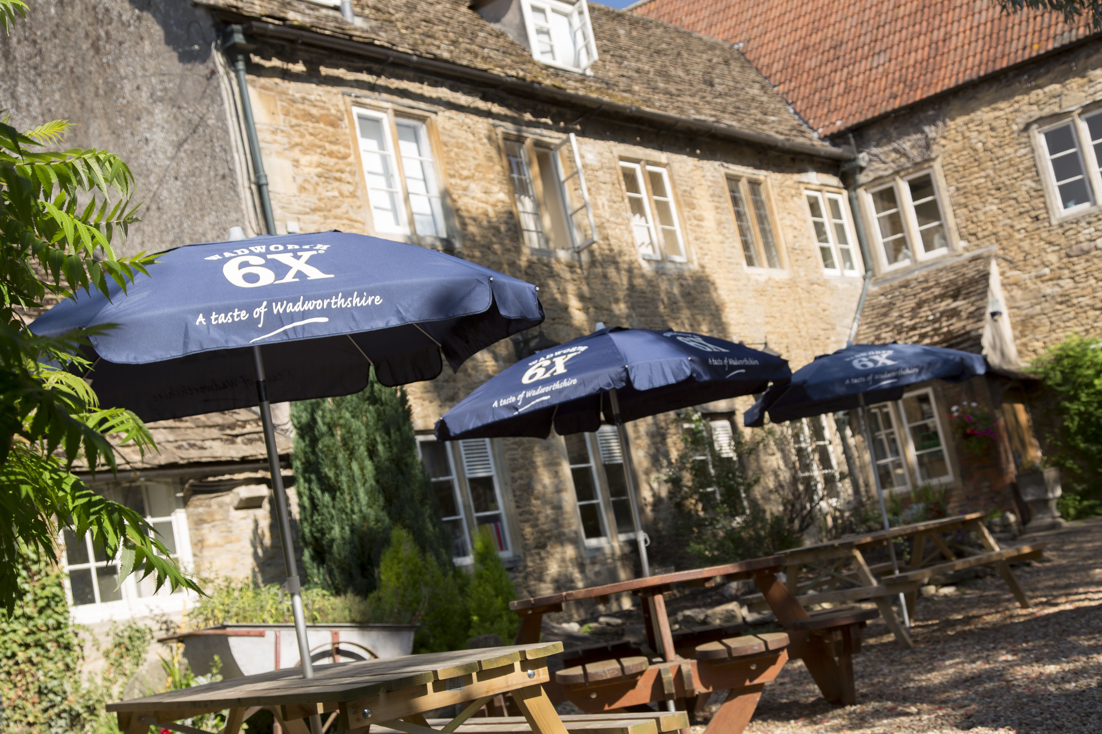 供应早餐、午餐和晚餐