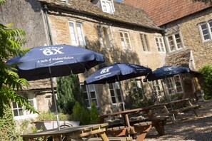 供应早餐、午餐和晚餐