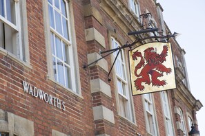 Front of property - Red Lion - B&B (Chippenham)