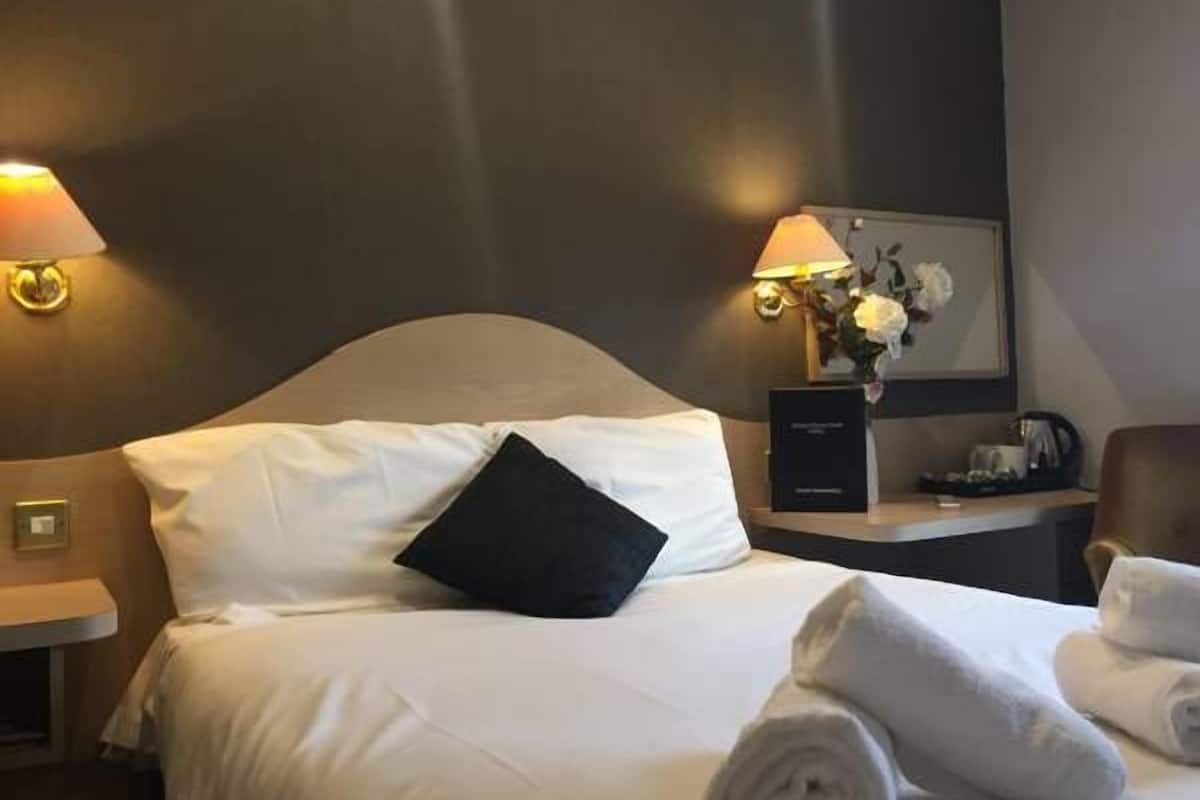 Habitación doble estándar | Decoración personalizada y cortinas blackout
