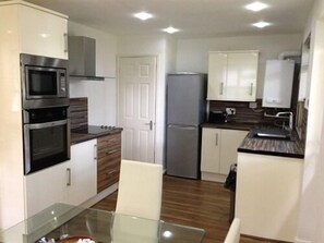 Bungalow | Private kitchen | Coffee/tea maker - Healey Hotel (Batley)
