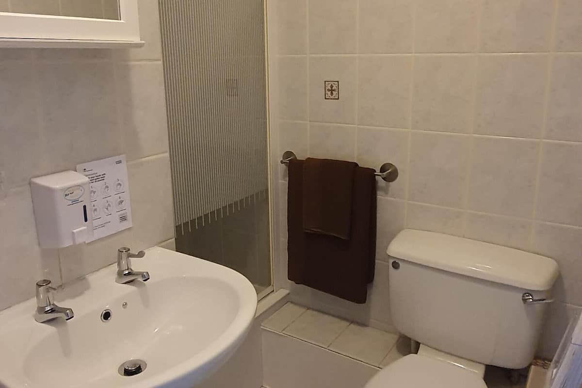 Chambre simple, salle de bain attenante | Salle de bain