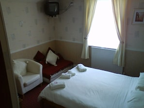 Tabla de planchar con plancha, wifi gratis y ropa de cama