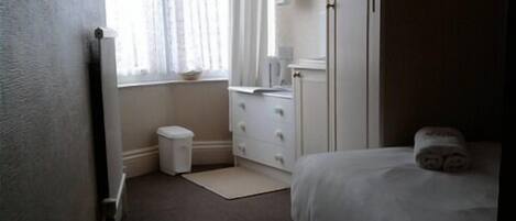 Chambre simple Standard, salle de bains commune | Fer et planche Ă repasser, accĂšs au Wi-Fi (inclus), literie fournie