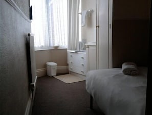 Standard Single Room, Shared Bathroom | Iron/ironing board, free WiFi, bed sheets - Brampton Guest House (Paignton)