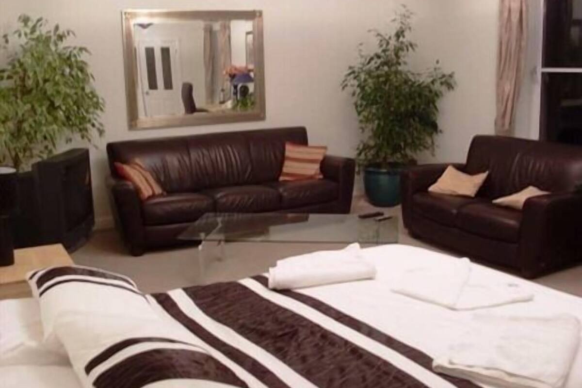 Chambre Double, 1 lit double, salle de bains attenante | Bureau, fer et planche à repasser, Wi-Fi gratuit