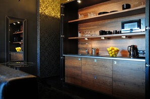 Suite Studio | Cuisine privée | Réfrigérateur, micro-ondes, plaque de cuisson, bouilloire électrique
