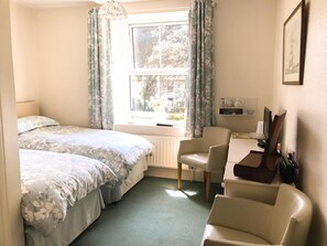 Hypo-allergenic bedding, desk, iron/ironing board, cots/infant beds - Elerkey Guest House - B&B (Truro)