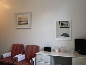 Doppelzimmer, mit Bad | Wohnbereich | Fernseher, DVD-Player