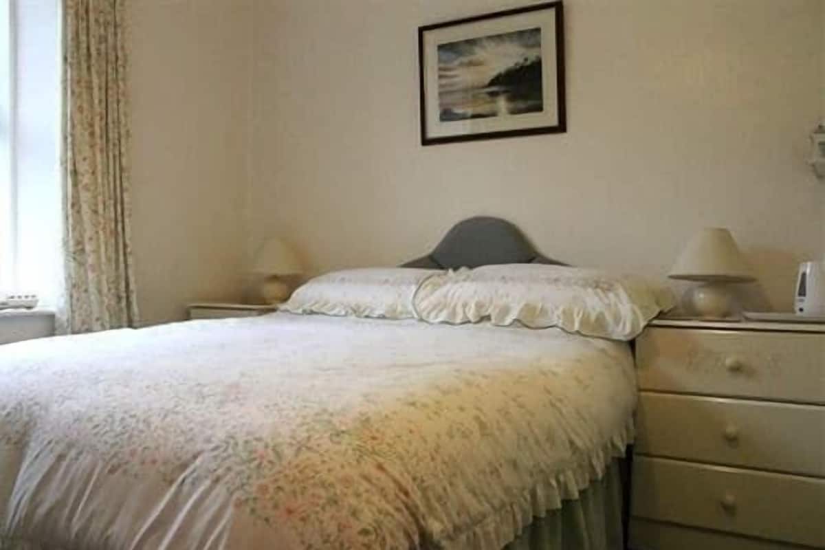 Hypo-allergenic bedding, desk, iron/ironing board, cots/infant beds