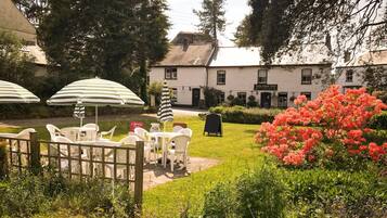 Breakfast and lunch served