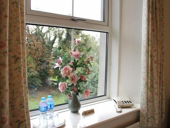 Doppelzimmer, mit Bad | Allergikerbettwaren, Schreibtisch, Bügeleisen/Bügelbrett, Babybetten