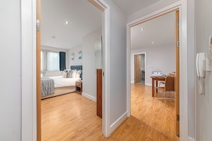 Caja de seguridad en la habitación y escritorio 