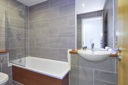 Ensemble baignoire-douche, articles de toilette (gratuits)
