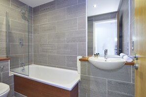 Ensemble douche/baignoire, articles de toilette gratuits, sèche-cheveux