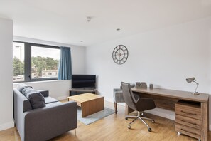 Apartemen Bisnis, 1 kamar tidur, dapur | Area keluarga | Televisi layar datar 32-inci dengan saluran TV digital dan TV