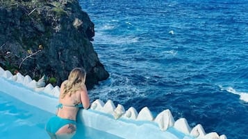 2 outdoor pools, pool loungers