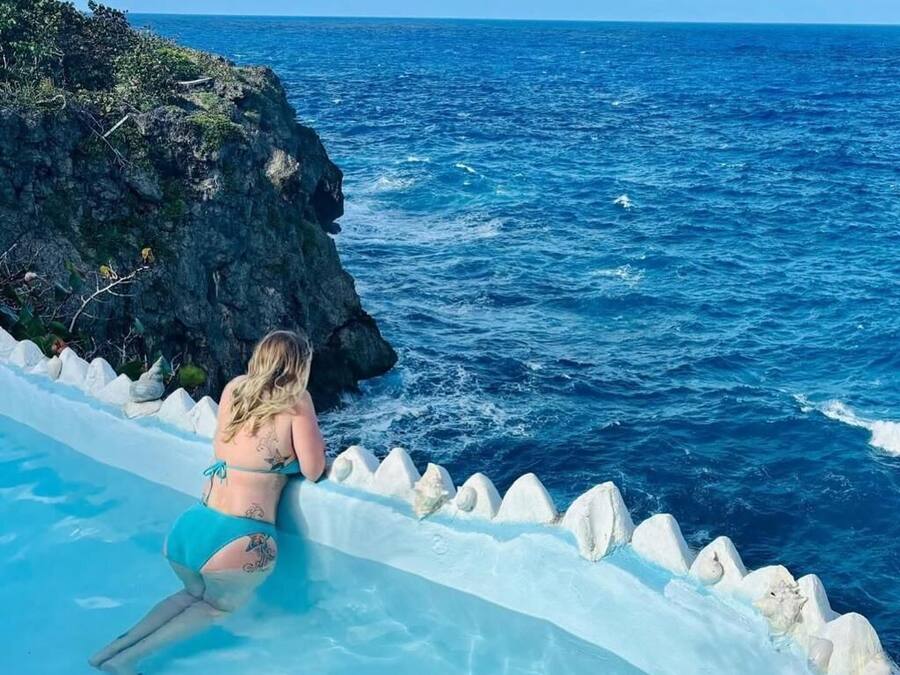 2 outdoor pools, sun loungers