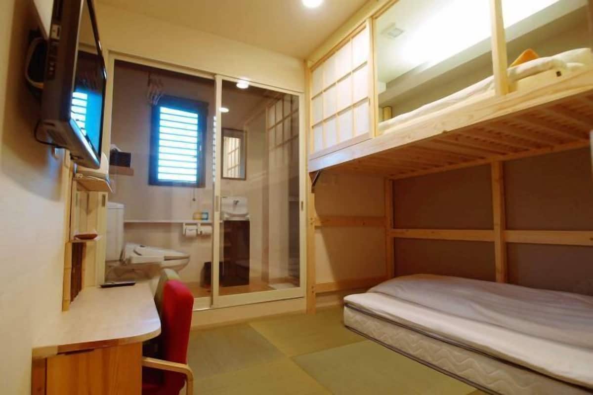Donzen dekbedden, een bureau, verduisterende gordijnen