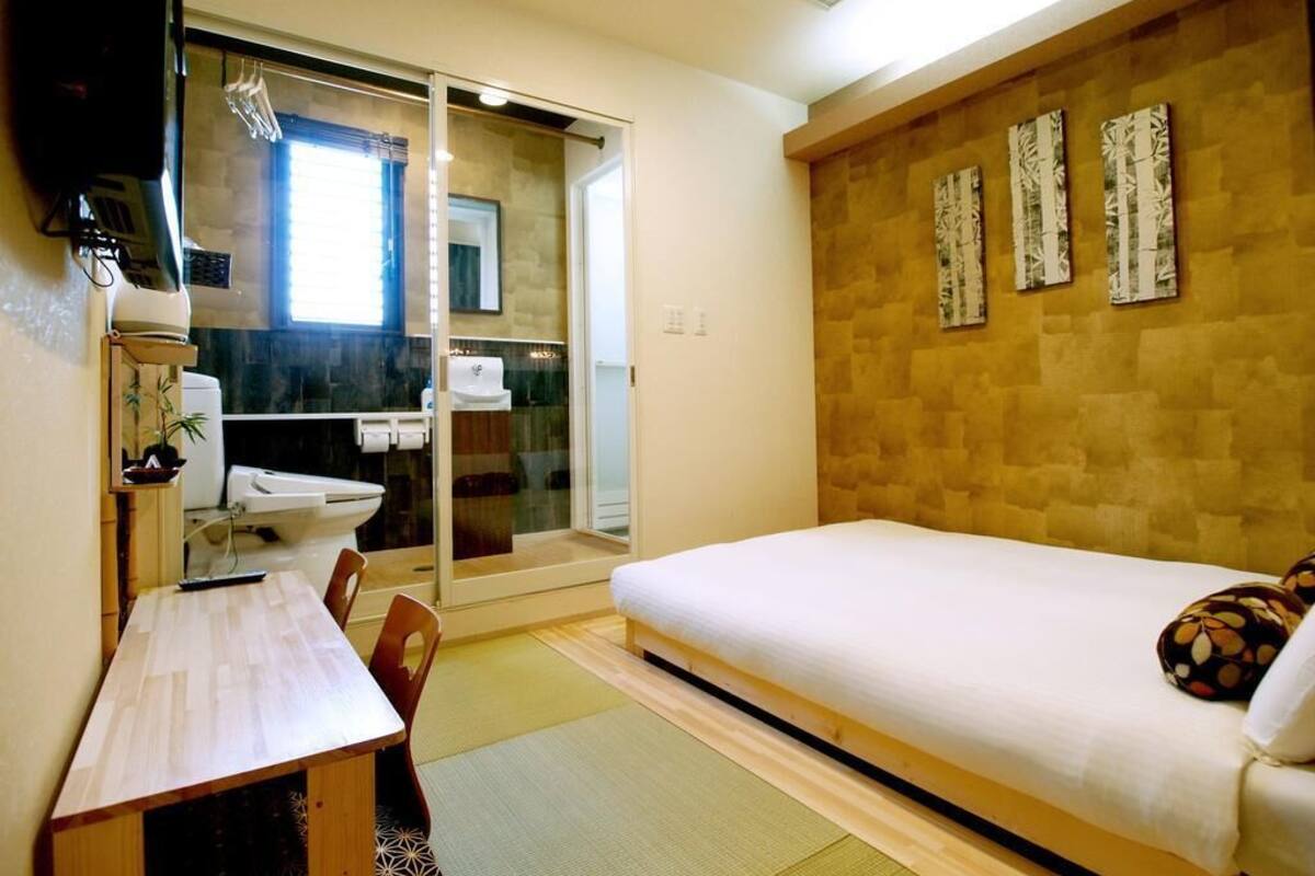 Habitación tradicional doble, futón, baño privado | Edredones de plumas, escritorio, cortinas opacas