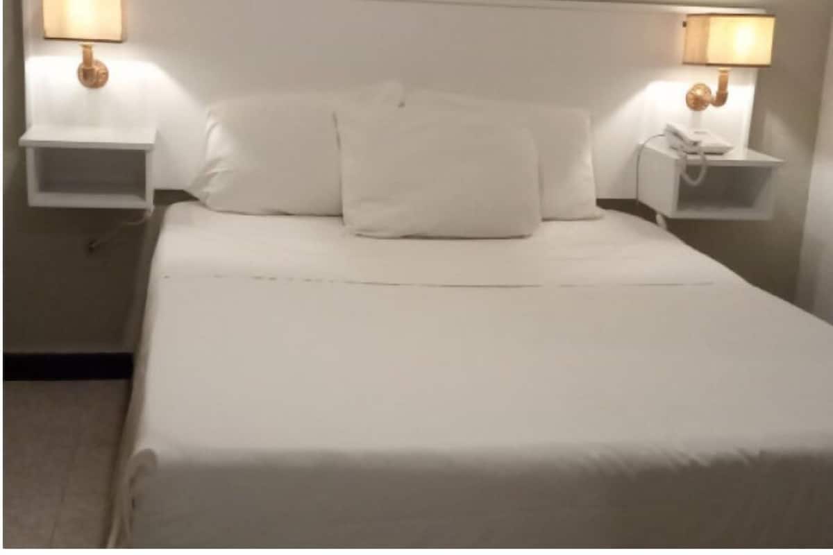 Basic-Zimmer, 1 Queen-Bett, ohne Fenster | 1 Schlafzimmer, Zimmersafe, Bügeleisen/Bügelbrett, kostenloses WLAN