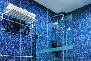 Shower, rainfall showerhead, free toiletries, towels